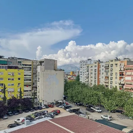 House Center Apartment *